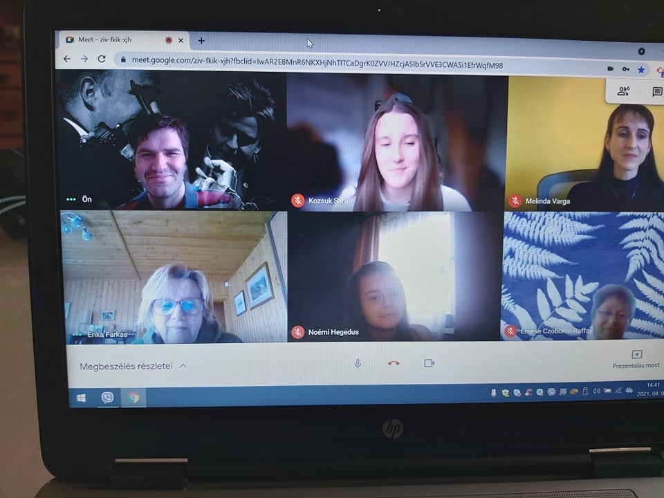 128. Farkas Erika a Hely rádiós riportműsor riportere 