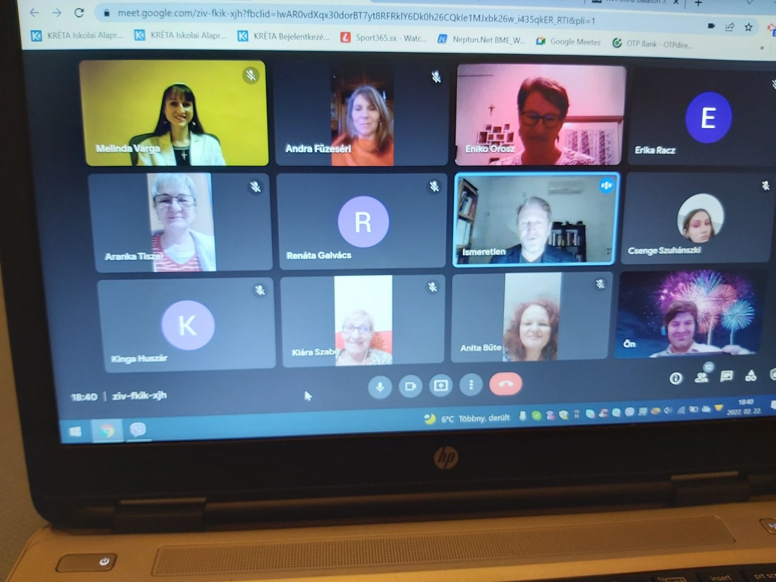 202. Schiffer Miklós nemzetközileg ismert divat - és stílustanácsadó, divatszakértő. A Hugo Boss első magyarországi forgalmazója volt.
Üzletemberek számára stílustanácsadást folytat, emellett folyóiratokban és kiadványaiban stílusról, vizuális kommunikációról ír. Nevéhez fűződik az esztétikai profizmus elmélet. 