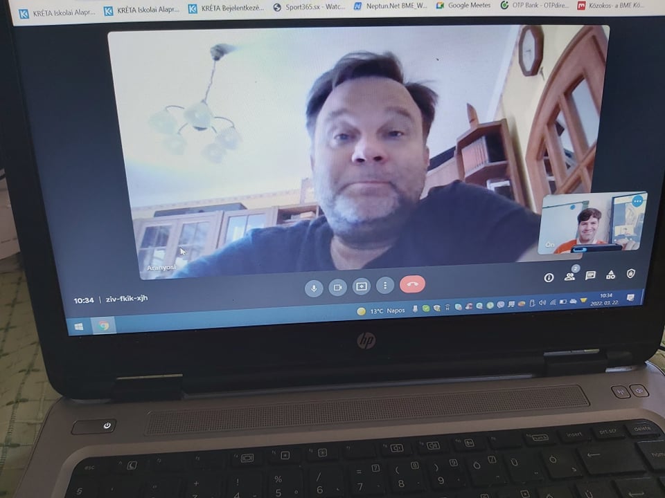 213. Aranyosi Péter György Karinthy-gyűrűs humorista.
A Dumaszínház tagja, a Showder Klub egyik állandó fellépője 